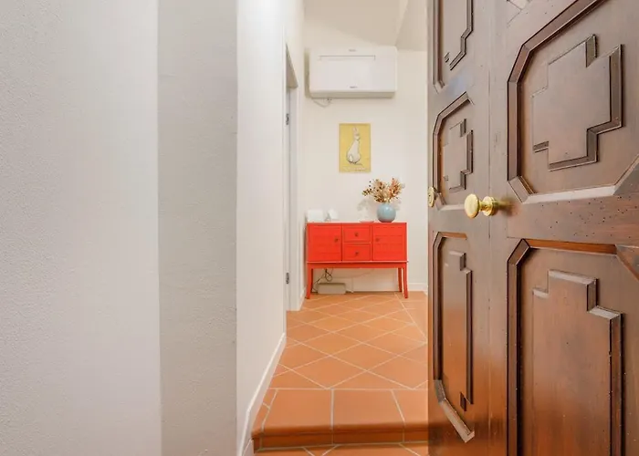 Inner Garden Retreat Near Ghirlandina