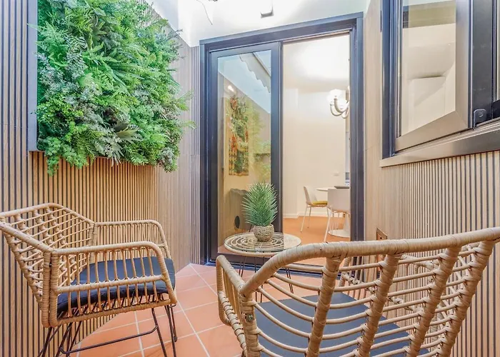 Inner Garden Retreat Near Ghirlandina *