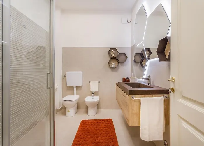 Inner Garden Retreat Near Ghirlandina *